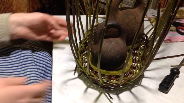 Плетём простую овальную корзину из неокорённого прута.Ч.2.Наклонное плетение//Basket wickwork. смотреть онлайн