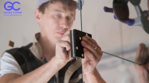 Монтаж стеклянных перегородок в зажимном профиле для офиса. Офисные перегородки из стекла.