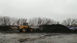 Смешивание торфа грунта и перегноя для получения торфогрунтовой смеси