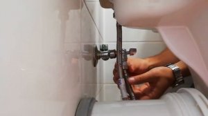 Замена гибкой подводки на санузле
