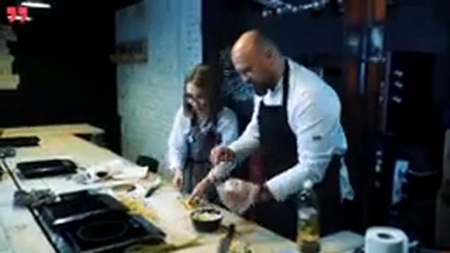 Новогодний ужин за 800 рублей / Готовим фаршированную курицу, оливье и десерт за копейки (0+) смотреть онлайн