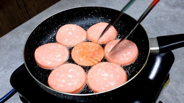 Приготовить завтрак с колбасой и яйцами! Cook breakfast with sausage and eggs!