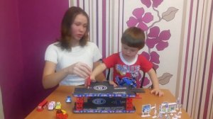 РОБОКАР ПОЛИ Лева открывает игрушку ПОЛЯ РОБОКАР