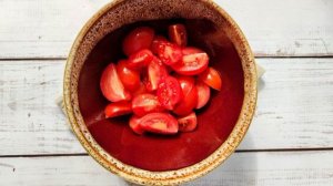 Салат с помидорами, сыром и чесноком