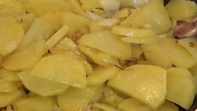 Омлет с картошкой и колбасой