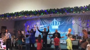 Новый год 2019 . Танец дети и родители