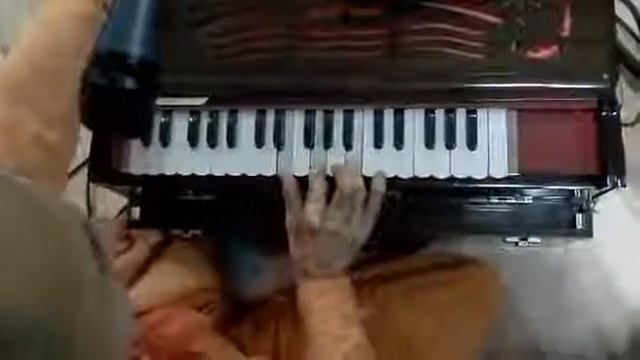 Аккорды физгармонь киртан. Hare Krishna. Chords Maha mantra kirtan harmonium tutorial смотреть онлайн