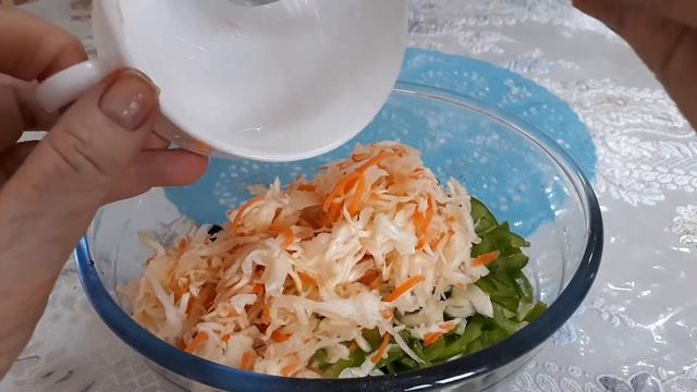 Салат из свёклы, редьки, квашеной капусты.