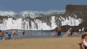 мощная волна накрыла отдыхающих на пляже
