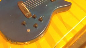 Обзор сборки китайской твердотельной электроакустической сайлент-гитары под металл.