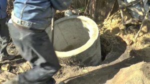 Как опустить бетонное кольцо в яму ДОМКРАТОМ без КРАНА