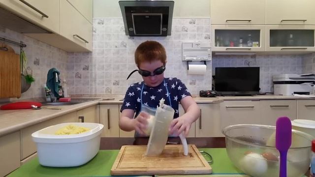 Кушниренко Вова готовит и печёт смотреть онлайн