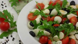 Салат с помидорами черри и перепелиными яйцами