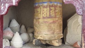 Старенький буддийский молитвенный барабан в монастыре Ламаюру Гонпа, Ладакх, Гималаи, Северная Инди