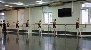 Rond de jambe par terre, училище им. Лавровского