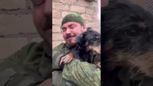 Во время разлива Урала, парень  разбивает окно дома, чтобы спасти собаку