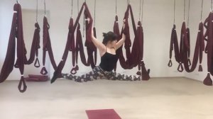 Растяжка на шпагат в гамаке Аэростретчинг