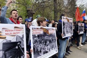 Правду не отменить: активисты ЕР и МГЕР вышли с плакатами к посольствам недружественных стран