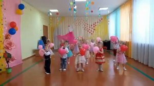 Танец - поздравление для любимых мамочек от ребят младшей группы