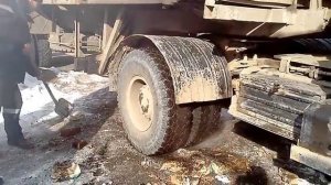 МАЗ-500 забуксовал на ровном месте! Пришлось выталкивать в ручную!