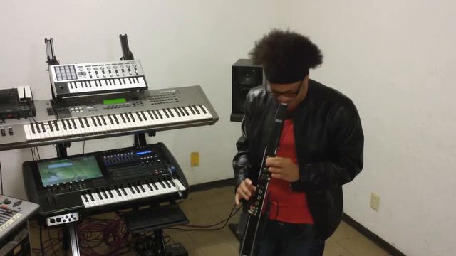 EWI playing Electric Guitar solo.MOV смотреть онлайн