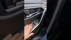 Салон у нового автомобиля Тойота Рав 4