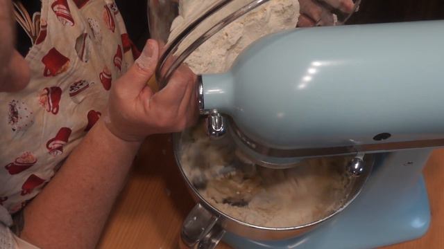 Vlogmas Day 5| An old Favorite! And copy cat Nutella?? #vlogmas23 #christmasbaking смотреть онлайн