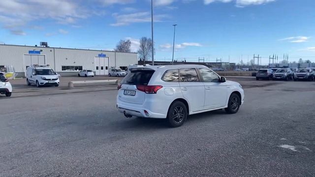 Köp SUV Mitsubishi Outlander P-HEV 2.4 4WD Business X Plug-in Hybrid på Klaravik смотреть онлайн