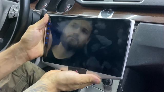 Volkswagen Passat B7. Замена штатной магнитолы. Подключение штатной камеры заднего вида. смотреть онлайн