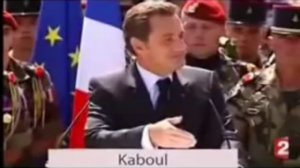 Sarkozy rit devant soldats morts