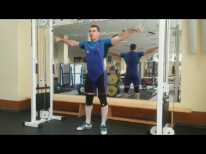 Сгибание рук в кроссовере с верхнего блока: техника выполнения