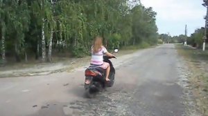 Девушка на скутере / стант