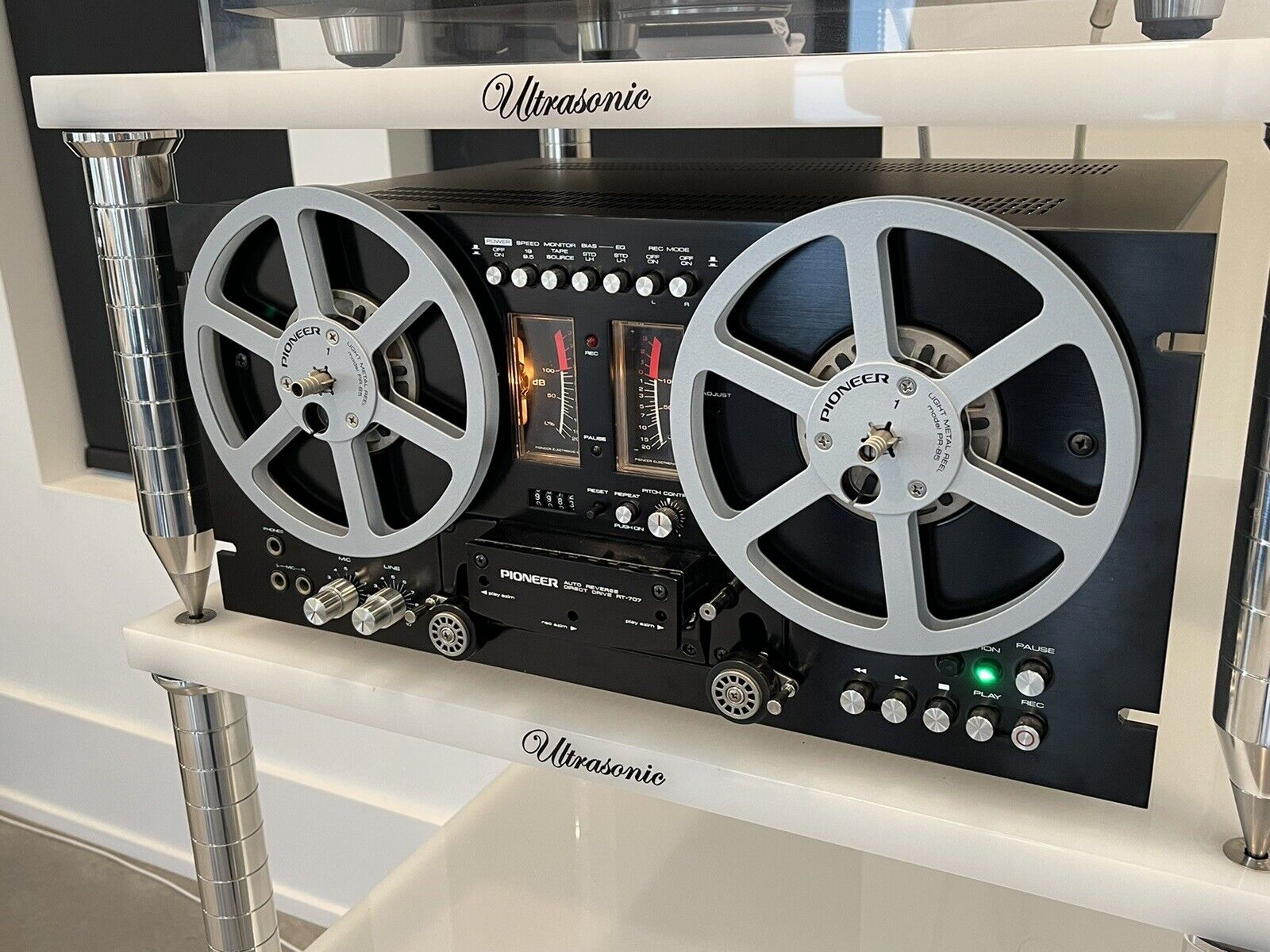 Tape deck. Pioneer RT-707. ￼1280×720 Pioneer RT-707. Reels.