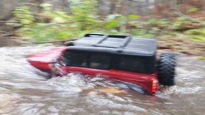 Huangbo R1001 New Bronco 1/10 Scale. Off-road driving along the river.