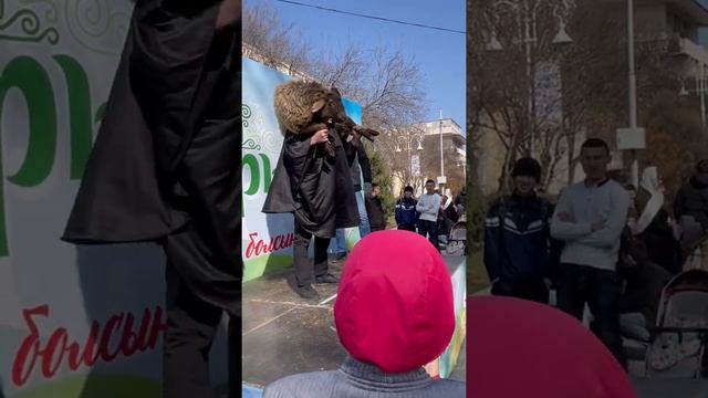 Алматы. Праздник Наурыз на улице Жибек Жолы возле ЦУМ - а. Март 2022. Казахстан. Kazakhstan. Almaty смотреть онлайн