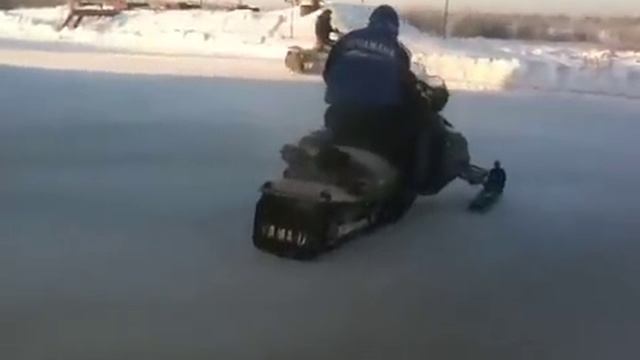 2 снегохода на АЗС Петролстейт Сургут смотреть онлайн