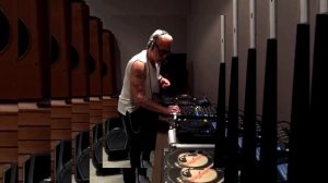 Танцующий миллионер Gianluca Vacchi танцует у пульта