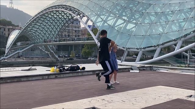 Девушка Танцует Очень Красиво Рядом Мостом Тбилиси Лезгинка 2021 ALISHKA Таоба Грузинская Без Тебя смотреть онлайн
