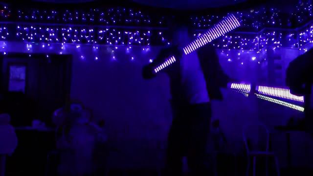 Жонглирование светящимися лампами смотреть онлайн