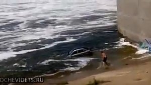 Лада Калина ушла в Волгу под ГЭСом Волжский.Russian fail.