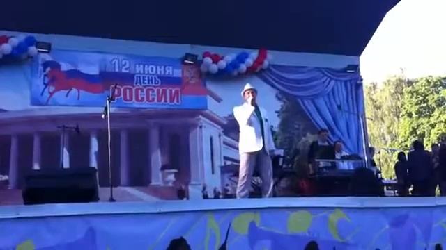 Алексей Кутаков. Исполнение песен на городском празднике смотреть онлайн