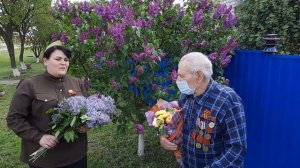 Поздравление с праздником Победы труженика тыла социальными работниками,на дому.