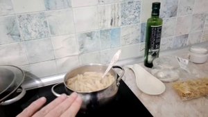 Готовим, макароны с маслом и квашенной капустой.