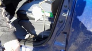 Уплотнитель на двери от пыли и грязи+смазка замков смазкой LIQUI MOLY