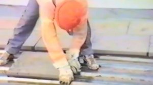 Монтаж пеностекла на кровле с помощью горячего модифицированного битума