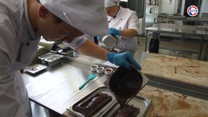 Для студентов колледжа сервиса и торговли провели мастер-класс по темперированнию шоколада