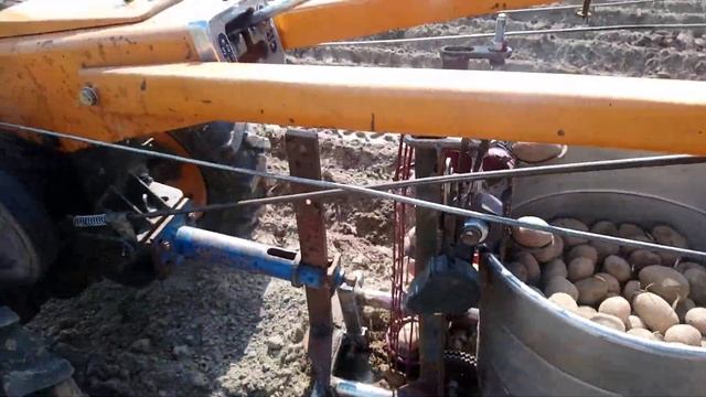 САМОДЕЛЬНАЯ  КАРТОФЕЛЕСАЖАЛКА СВОИМИ РУКАМИ смотреть онлайн