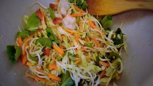 Яичная лапша с овощами