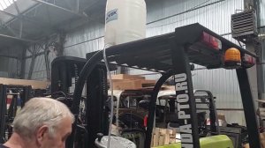 Как правильно заряжать и доливать воду в аккумулятор погрузчика CLARK GTX16