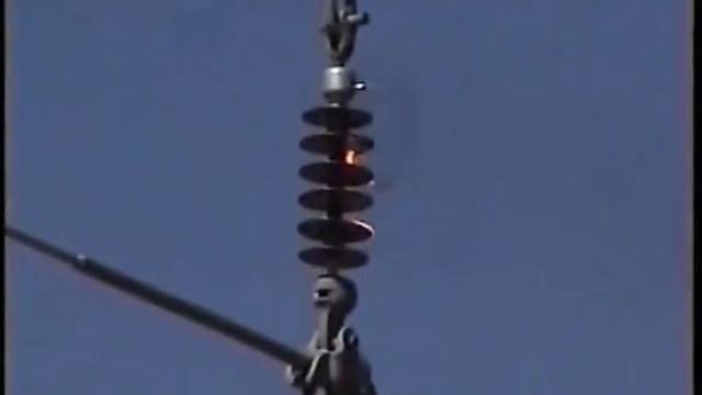 Перекрытие полимерного изолятора 35 кВ (Overlapping polymer insulator 35 kV) смотреть онлайн